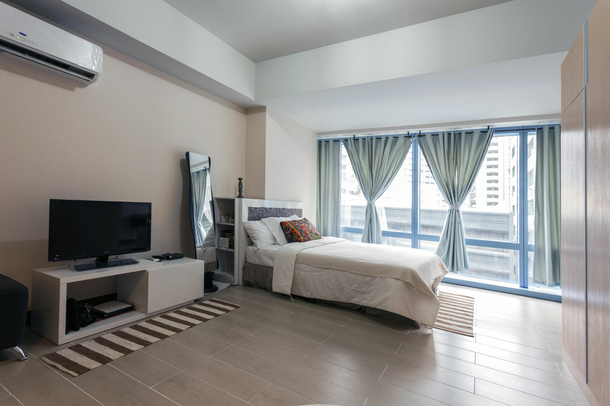 Csuites At Two Central Residences Makati City Exteriör bild