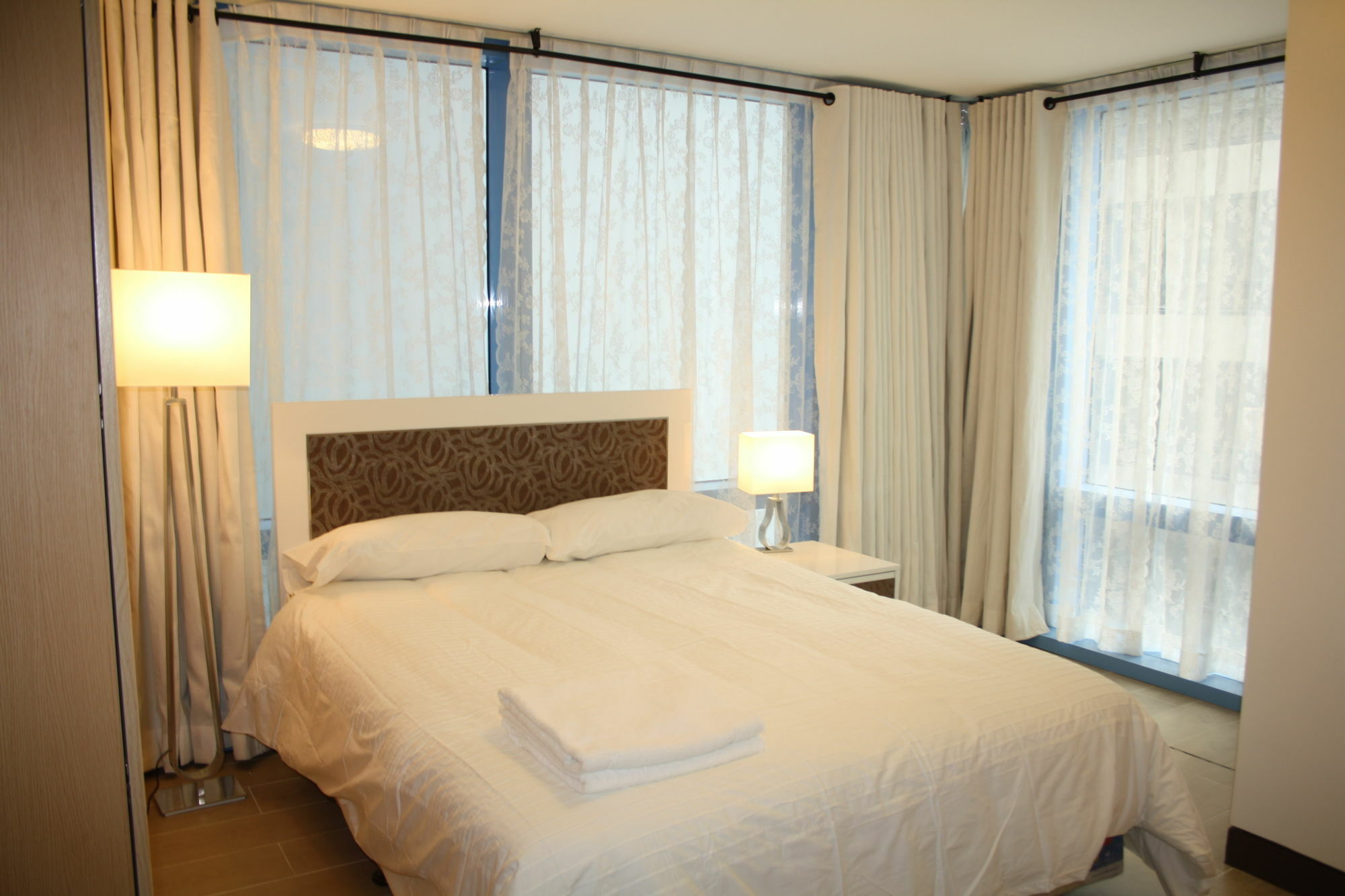 Csuites At Two Central Residences Makati City Exteriör bild