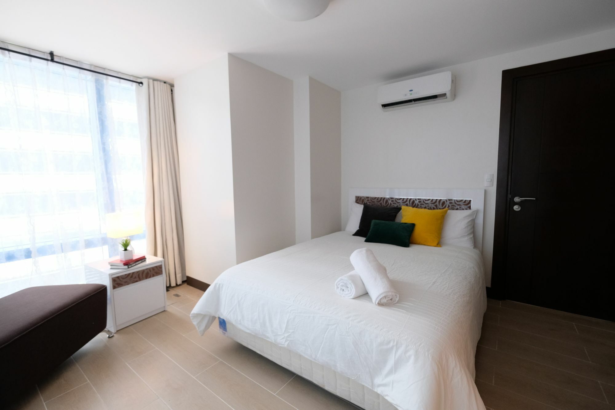Csuites At Two Central Residences Makati City Exteriör bild