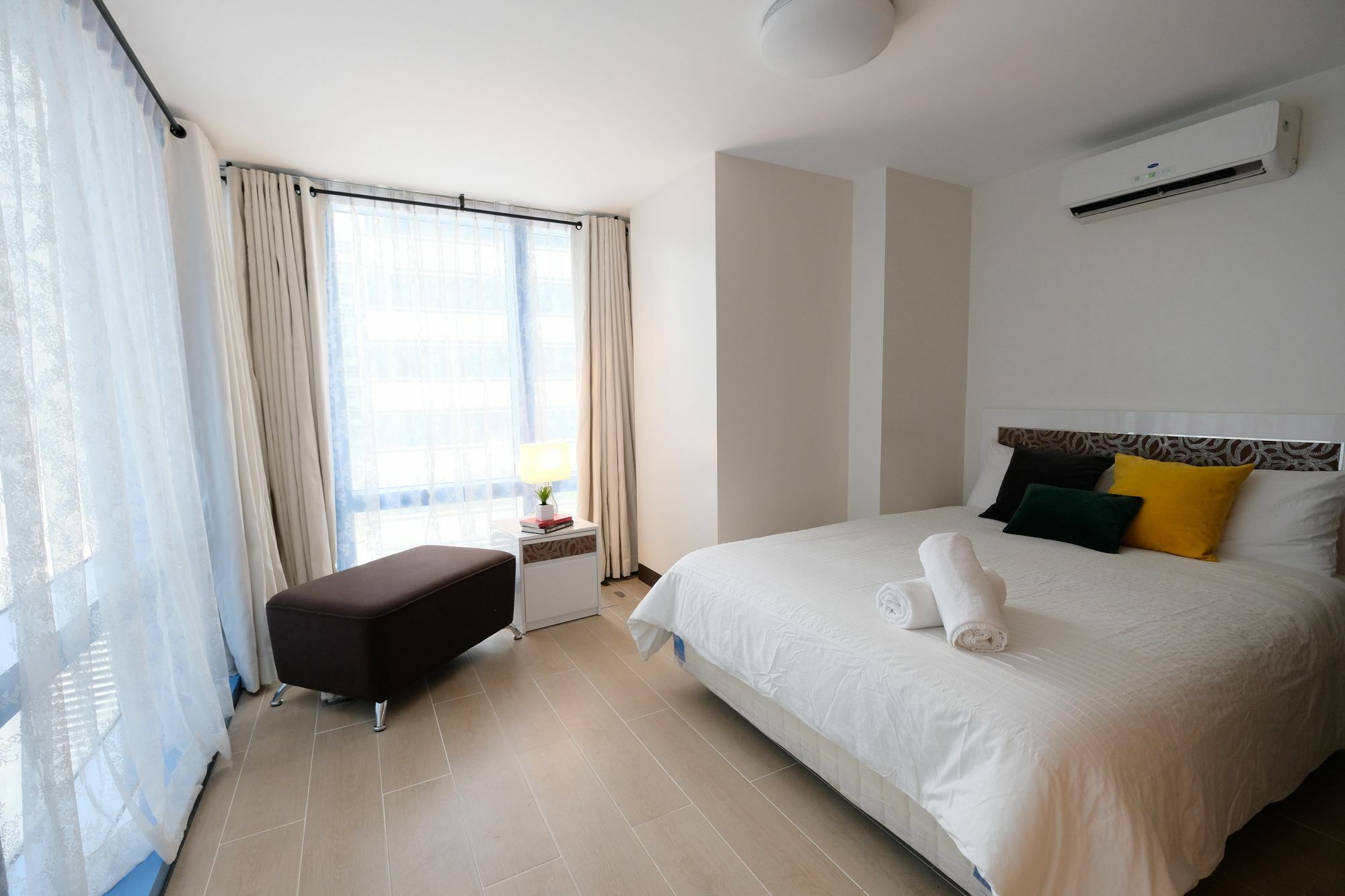 Csuites At Two Central Residences Makati City Exteriör bild