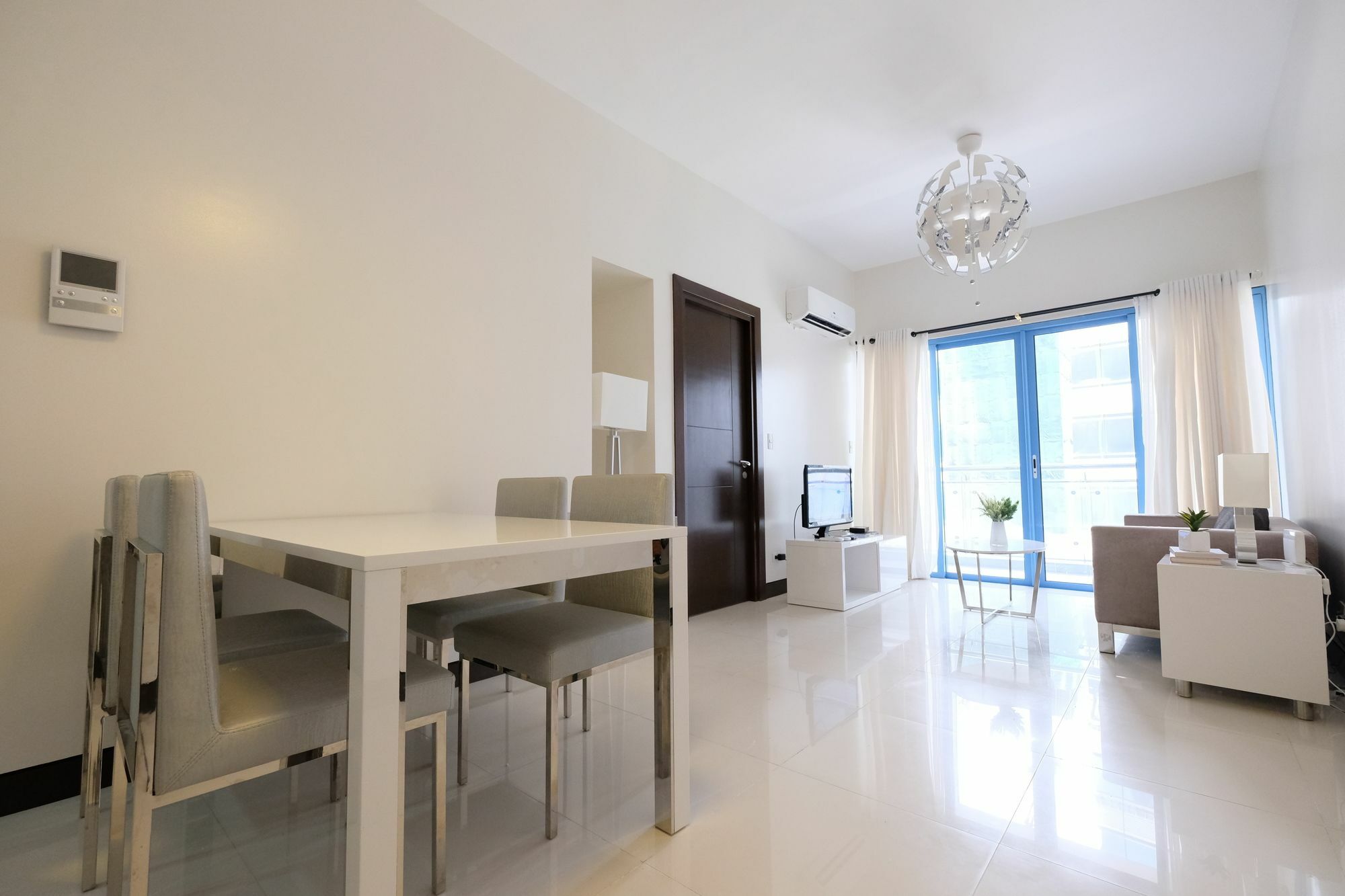 Csuites At Two Central Residences Makati City Exteriör bild