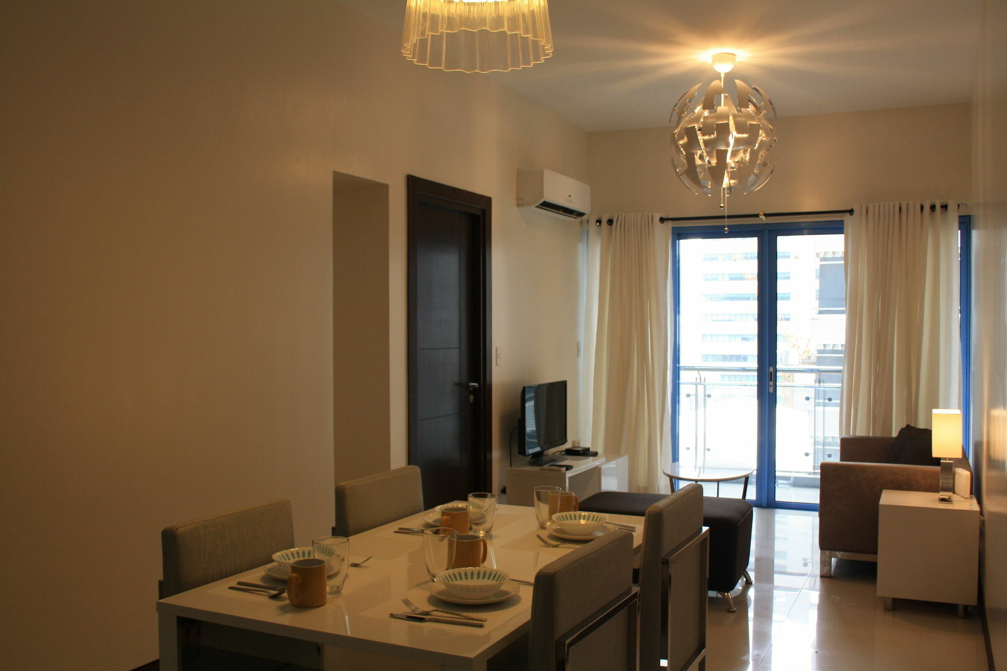 Csuites At Two Central Residences Makati City Exteriör bild